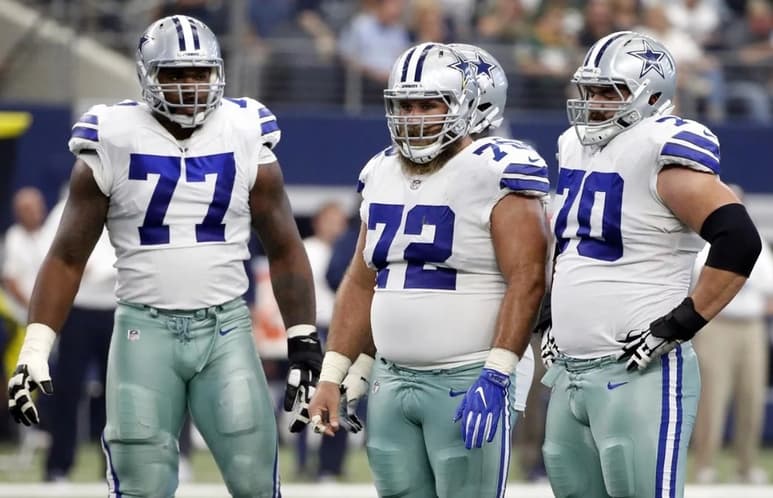 Tyron Smith (77), Travis Frederick (72) y Zack Martin (70), durante un juego de los Vaqueros en 2017. (ARCHIVO)