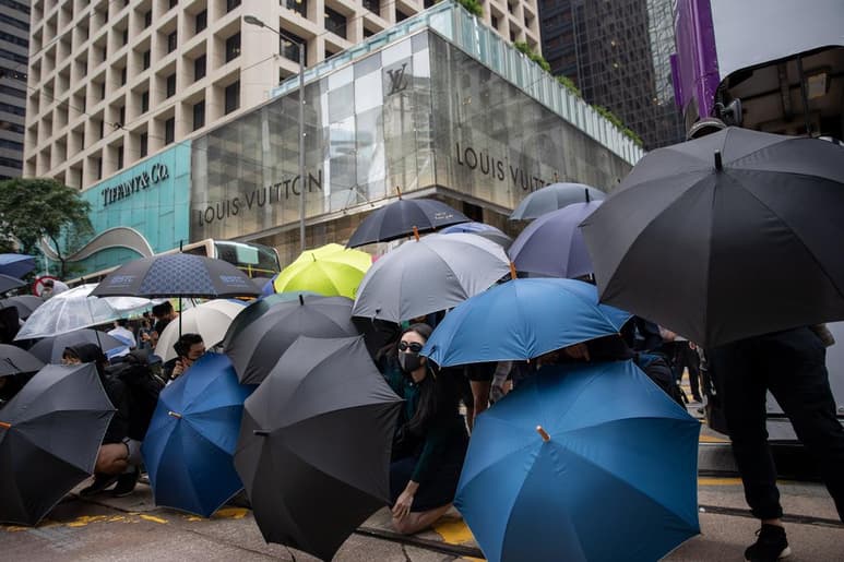 La policía dijo que los manifestantes se reunieron este martes cerca de la Universidad de Hong Kong. (EFE)