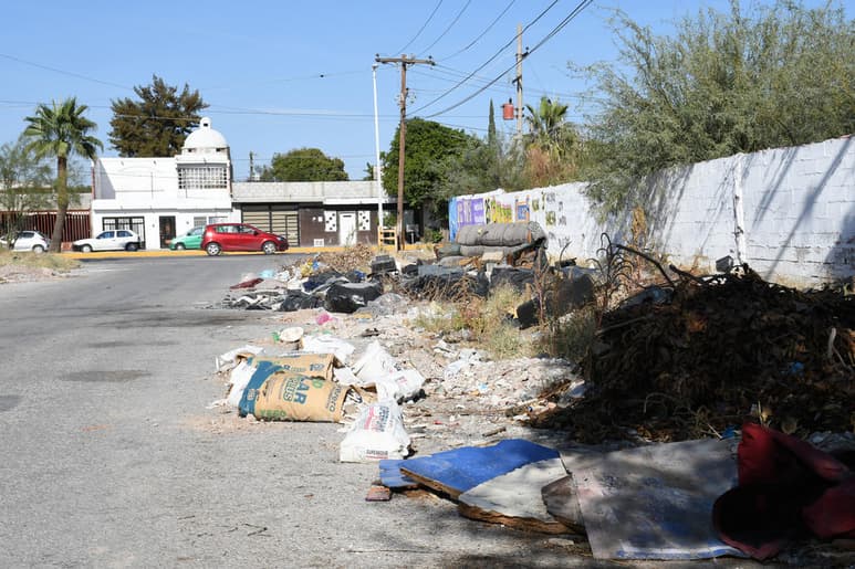 A un lado de una barda, las personas aprovechan para echar todo tipo de desechos. (EL SIGLO DE TORREÓN)