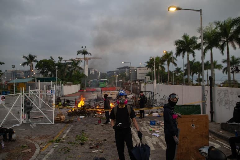 Hong Kong cierra este miércoles en medio de la parálisis por la intensificación de las protestas, que han afectado vías de comunicación, escuelas y bancos. (EFE)