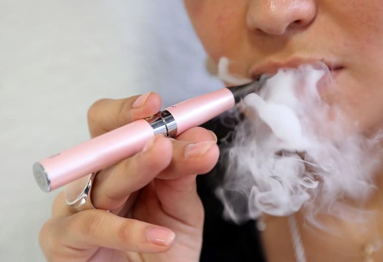 La Suprema Corte dijo que las ventas de cigarrillos electrónicos y productos similares debe permitirse “bajo las mismas condiciones que aquellos productos derivados del tabaco”.