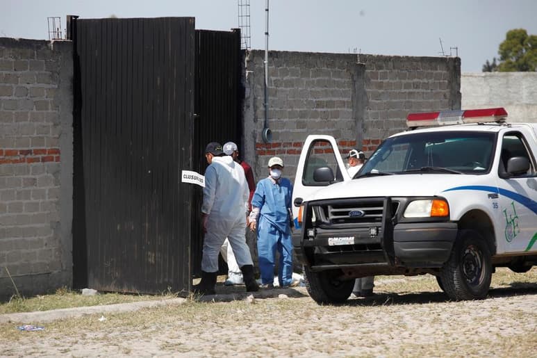 De los 12 cuerpos, cinco son de mujeres, informó la fiscalía estatal, que continúa trabajando en el lugar; en tanto, personal del Instituto Jalisciense de Ciencias Forenses informó que faltan de procesar 19 de las 52 bolsas rescatadas. (ARCHIVO)