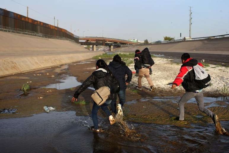 El jefe de la CBP explicó que en los últimos cuatro meses ha habido una 'disminución constante', que atribuyó en parte al acuerdo firmado con México para evitar que solicitantes de asilo lleguen a territorio estadounidense. (ARCHIVO)