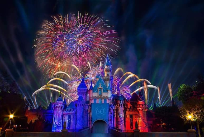 Una opción para ahorrar es tener en cuenta como funciona el sistema de venta de boletos de Disney, ya que entre más tiempo se quede, más disminuirá el costo de las entradas. (ESPECIAL)