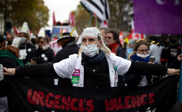 El presidente de Francia, Emmanuel Macron, anunció hoy un plan de urgencia para la sanidad, con más inversión y actuaciones firmes, en respuesta a la protesta de miles de trabajadores. (EFE)