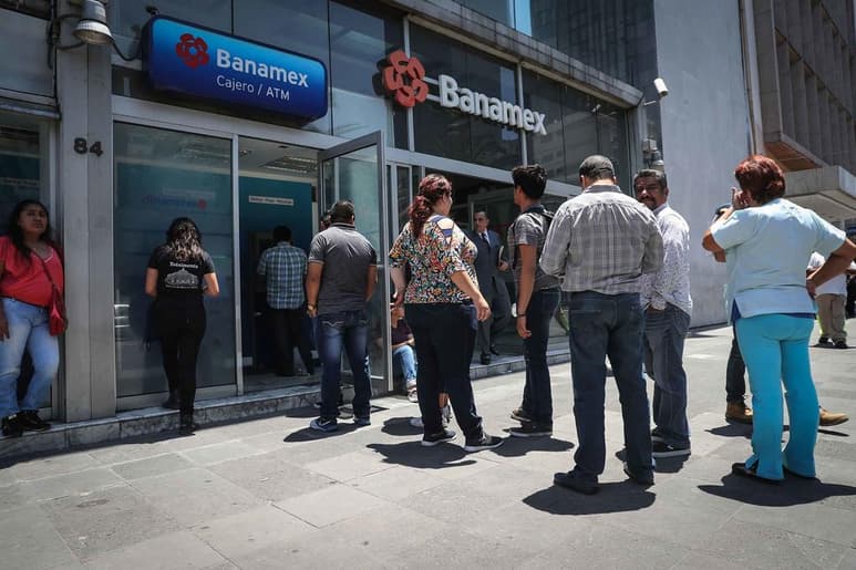 Los bancos no abrirán el lunes 18 de noviembre, por lo que debe realizar sus operaciones este viernes o fin de semana. (ARCHIVO)