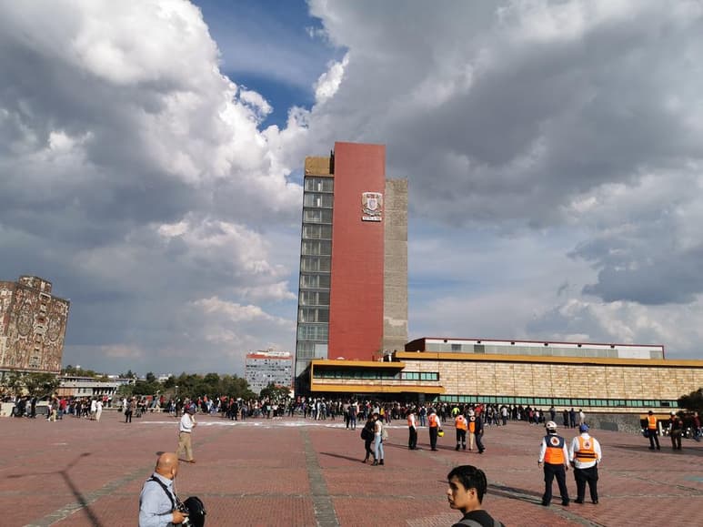 Luego de que encapuchados vandalizaron las instalaciones de la Torre de Rectoría, donde se mantenía un mitin de estudiantes contra el acoso sexual en planteles de la institución. (ESPECIAL)