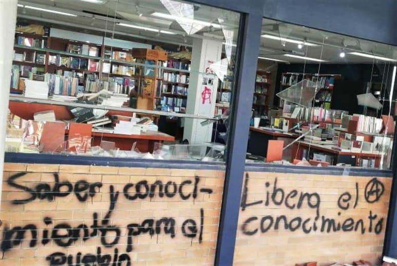 El personal de vigilancia UNAM se mantuvo a la expectativa durante la casi media hora que duró el robo y los actos de vandalismo. (ESPECIAL)