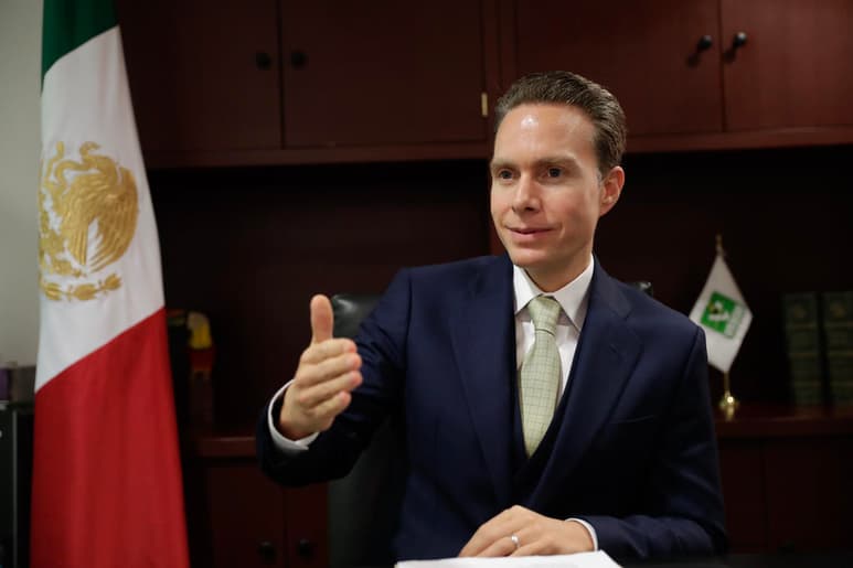El coordinador de la bancada del Partido Verde Ecologista de México (PVEM) en el Senado, Manuel Velasco, rechazó que se esté 'amagando' al grupo parlamentario del PAN, con quitarle dos comisiones. (ARCHIVO)