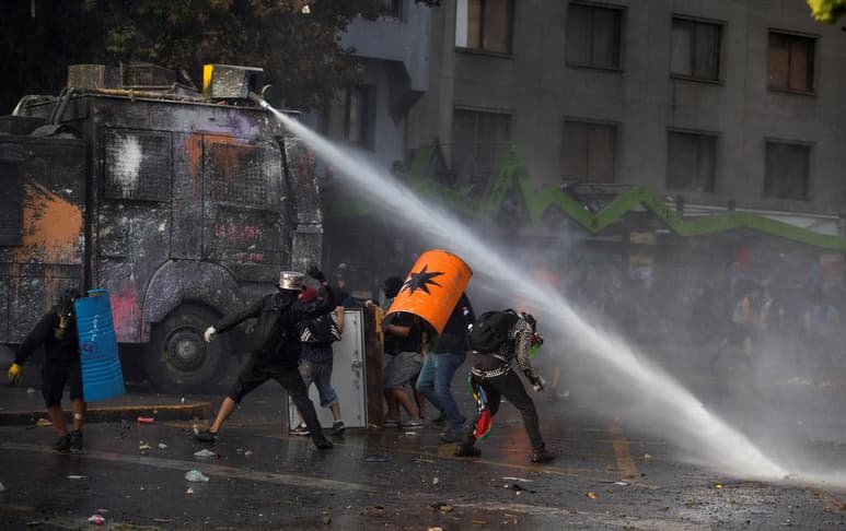 La caída del peso invocaba entre los distintos sectores el temor de la recesión en la que puede caer Chile. (EFE)