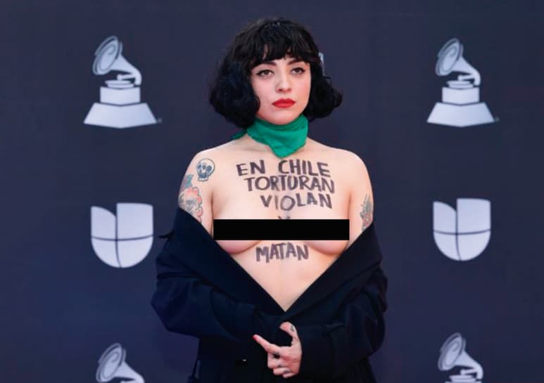 En la alfombra roja. La cantante Mon Laferte denuncia que en Chile 'matan'. (EFE)