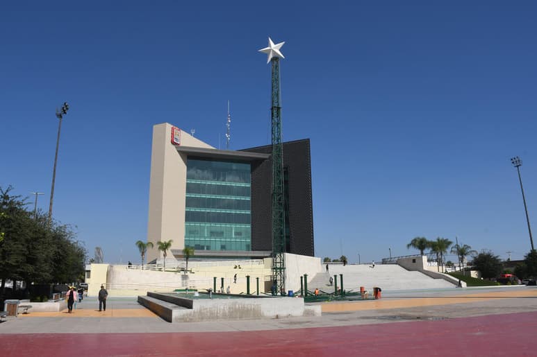 El árbol navideño estará listo durante la próxima semana. (FERNANDO COMPEÁN)