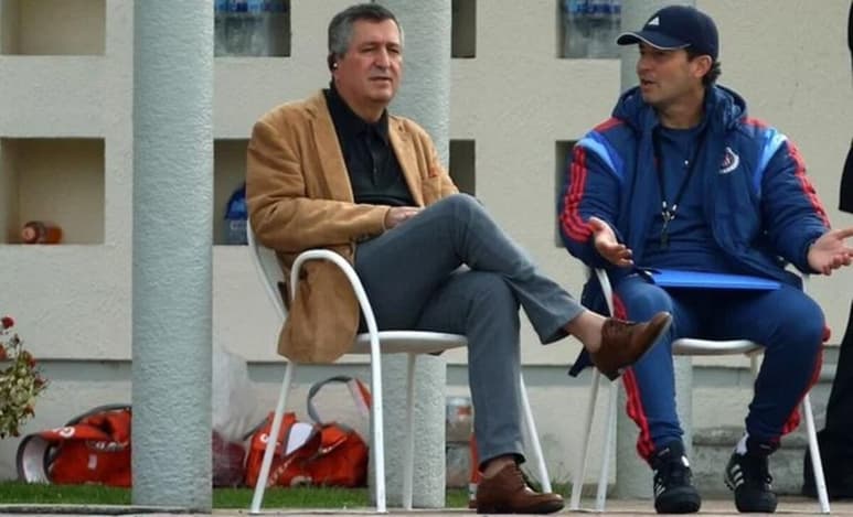 El dueño de las Chivas, se paseaba por los campos de entrenamiento del club, haciendo notar su calzado sin calcetines. (CORTESÍA)