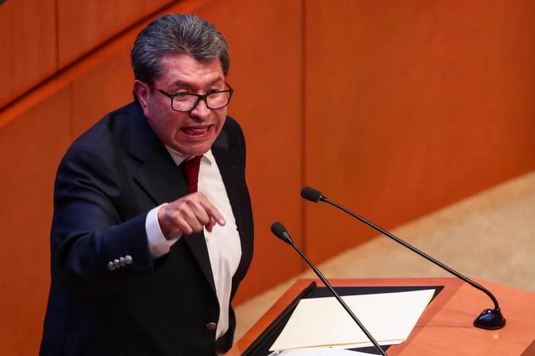 En conferencia de prensa, el coordinador de Morena en el Senado señaló que tanto interés en la CNDH, 'me suena a que hay intereses profundos, en la comisión, económicos, políticos, de complicidad'. (ARCHIVO)