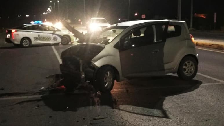 Hasta el lugar acudieron paramédicos de la Cruz Roja de Torreón, quienes brindaron atención a los involucrados; ninguno requirió ser trasladado a un hospital. (EL SIGLO DE TORREÓN)