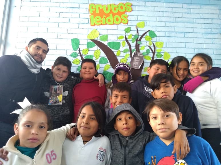 Compañerismo. A través de la literatura, el profesor y poeta Édgar Camacho inculca valores a sus alumnos. (SAÚL RODRÍGUEZ)