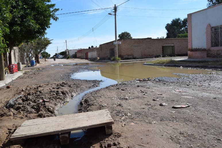 El agua sucia que se acumula en las calles proviene de los drenajes y los registros sanitarios. (MARY VÁZQUEZ / EL SIGLO DE TORREÓN)