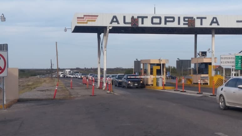La fila se disolvió tras la apertura de la segunda caseta de cobro.