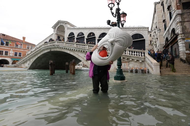 Las autoridades pronostican una oleada de agua de 1.6 metros (5.2 pies) el domingo. (EFE)