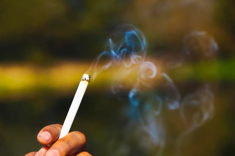 Las modificaciones que la industria tabacalera ha desarrollado en los cigarros, como los light y ultra light, no han reducido el riesgo de cáncer, pero sí han desarrollado en los fumadores la percepción de que fuman cigarros menos dañinos. (ARCHIVO)