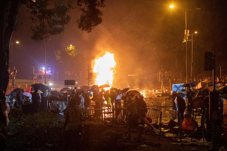 La policía de Hong Kong advirtió que se podría usar munición real para frenar las protestas, que han subido de tono. (EFE)