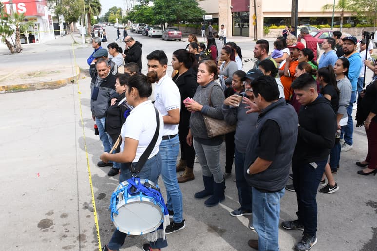 Los asistentes al desfile de la Revolución Mexicana se mostraron sorprendidos ante el hecho que se registró ayer en la Alameda.