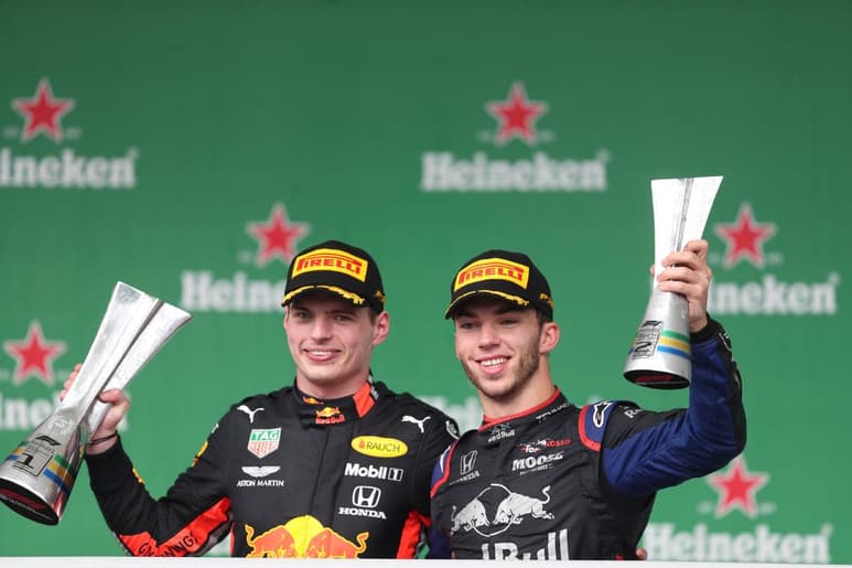 El piloto holandés posa junto al francés de Red Bull, Pierre Gasly (d).