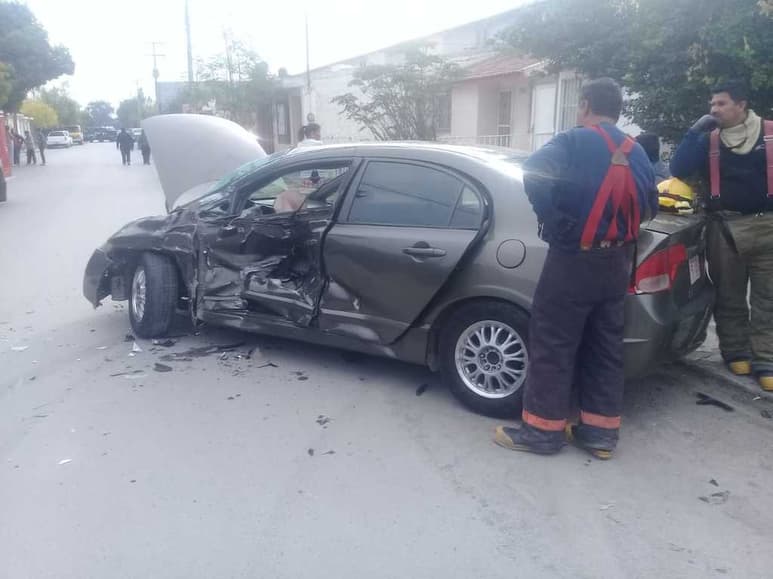 Conductores resultan lesionados tras chocar de manera aparatosa en calles de la colonia Latinoamericano.