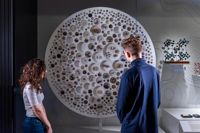 Para celebrar cinco siglos de historia de la medicina, el Museo de la Ciencia de Londres exhibe cerca de tres mil objetos, junto con un despliegue de tecnología y arte para acercar a los neófitos. (TWITTER)
