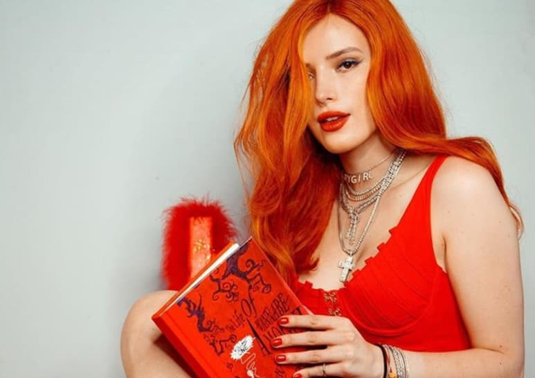 Material compartido por @bellathorne en Instagram.