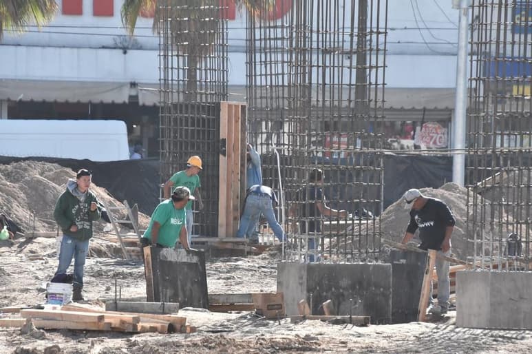 En la explanada frente al Palacio de Gobierno Municipal, obreros de la construcción, y operadores de camiones y maquinaria realizaron sus labores normales en la construcción.