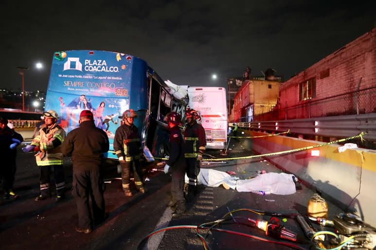 Elementos de emergencia arribaron al lugar para tratar de rescatar a las personas lesionadas tras el accidente. Sin embargo ya varios de los pasajeros habían muerto.
