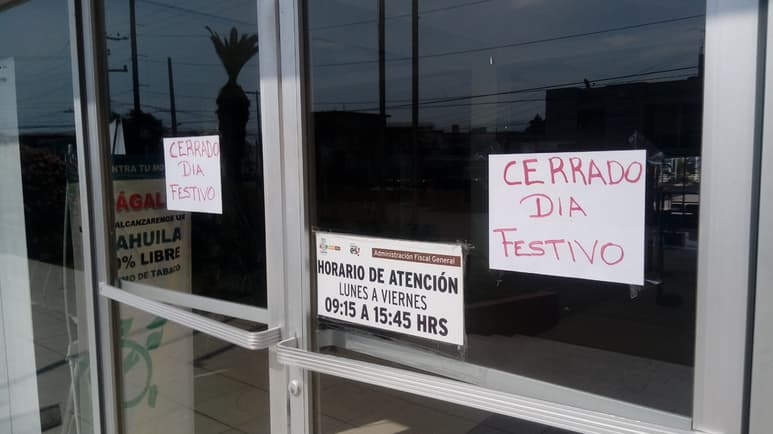 Desde la semana pasada se comenzaron a colocar los letreros del aviso del cierre en estos días. (FERNANDO COMPEÁN)