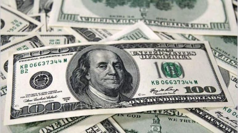 Este martes, el dólar libre inicia la sesión con un alza de 16 centavos respecto al cierre del viernes, luego del descanso por día feriado; se vende en bancos de la Ciudad de México hasta en 19.71 pesos y se adquiere en un mínimo de 18.05 pesos. (ARCHIVO)