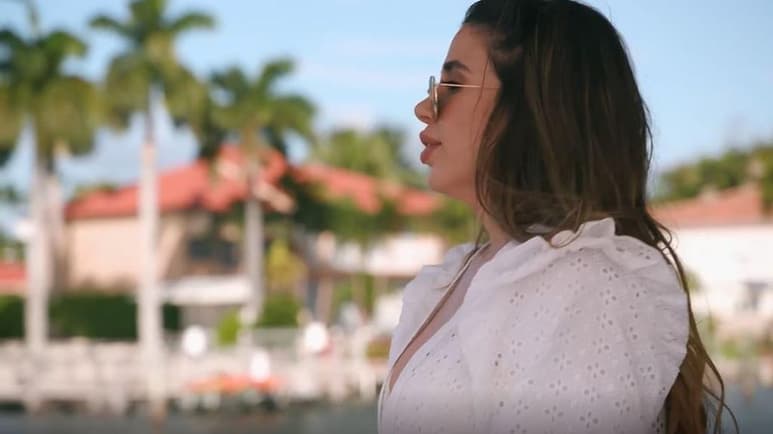 La esposa de Joaquín 'El Chapo' Guzmán, aparece abordo de un yate en Miami, usando gafas oscuras y una blusa blanca. (ESPECIAL)