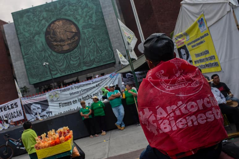 Tras más de una hora de espera los líderes del campo salieron molestos y López Ríos advirtió 'si quieren que les liberemos el recinto que vayan al campamento, nosotros ya no vendremos acá'. (ARCHIVO)