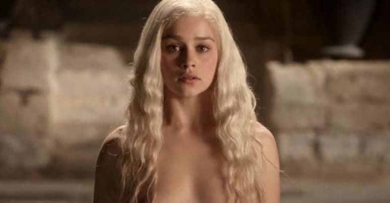La actriz británica Emilia Clarke denunció que la producción de la serie Game of Thrones, en la que interpretó a “Daenerys Targaryen”, la convencía de hacer escenas de desnudos para no decepcionar a sus fans. (ESPECIAL)