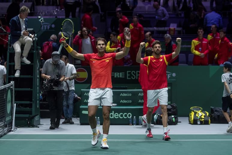 Los tenistas españoles Rafa Nadal (i) y Marcel Granollers (d) celebran la victoria ante los croatas. (EFE)