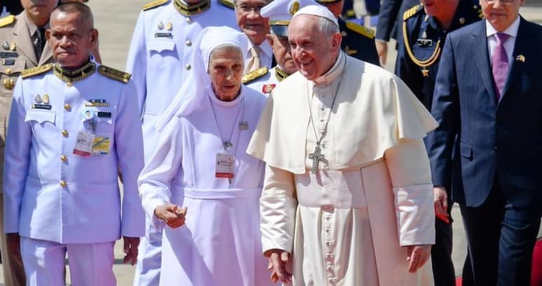 Francisco fue recibido por dignatarios del Gobierno y miembros de la jerarquía católica en Tailandia. (ARCHIVO)