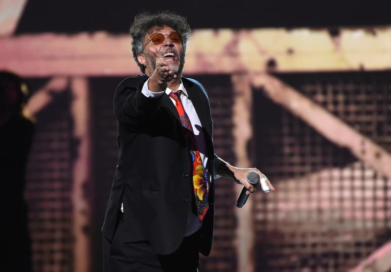 Pondrán el ambiente. Los cantantes Fito Páez, Annita y Yatra en final de Copa Libertadores que se realizará el sábado. (AP)