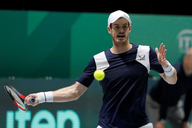 El tenista británico devuelve la pelota en el duelo ante el holandés Tallon Griekspoor. (EFE)