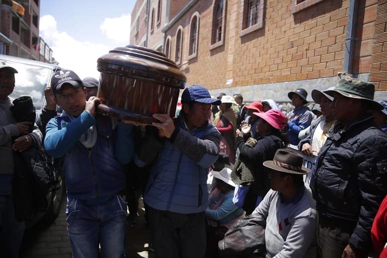 Los ocho civiles muertos el martes en Bolivia durante un operativo militar y policial en respuesta a las fuertes protestas contra el Gobierno interino del país en la ciudad de El Alto fallecieron por impactos de proyectiles de armas de fuego. (ARCHIVO)