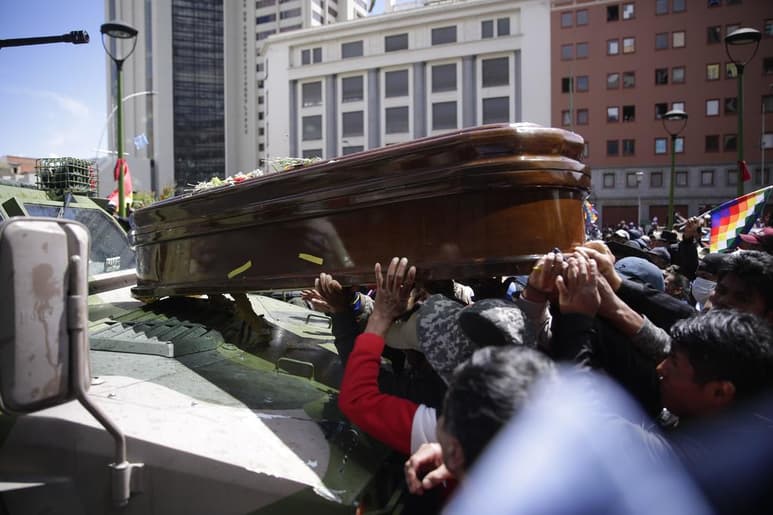 Entre gritos de 'asesinos', la Policía de Bolivia dispersó este jueves con gases lacrimógenos una multitudinaria marcha realizada en La Paz con los féretros de varios fallecidos en un operativo. (EFE)