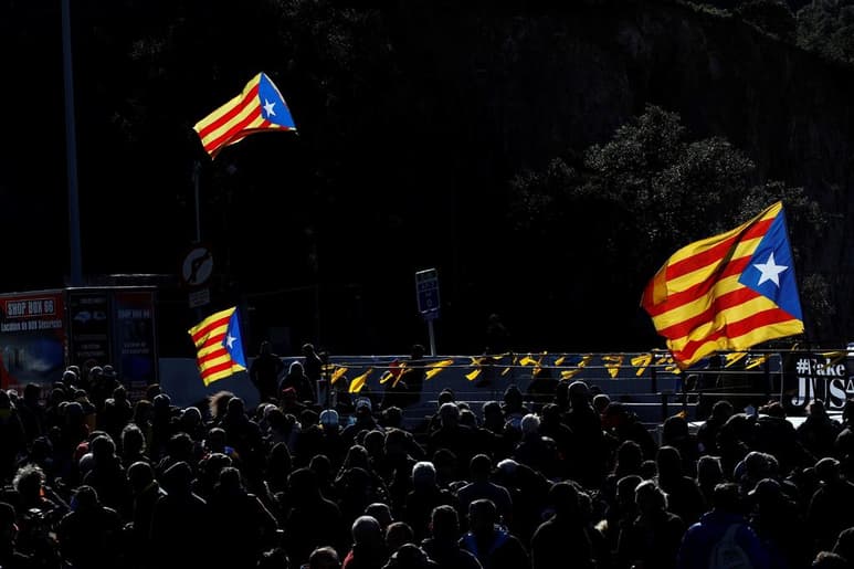 El 43.8 por ciento de los españoles considera que no debería existir ningún referéndum porque la unidad de España no se vota. (ARCHIVO)