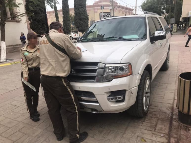 Elementos de Tránsito y Vialidad realizaron ayer la infracción al funcionario por no acatar el Reglamento Municipal. (EL SIGLO DE TORREÓN)