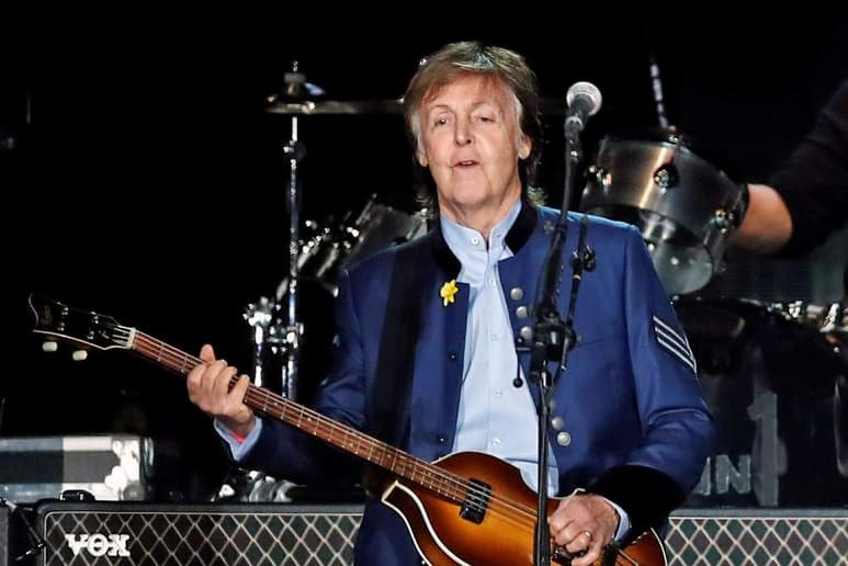El cantante, compositor, músico y exintegrante de The Beatles, el británico Paul McCartney, quien encabezará el Festival de Glastonbury 2020, liberó este viernes dos temas inéditos. (ARCHIVO)