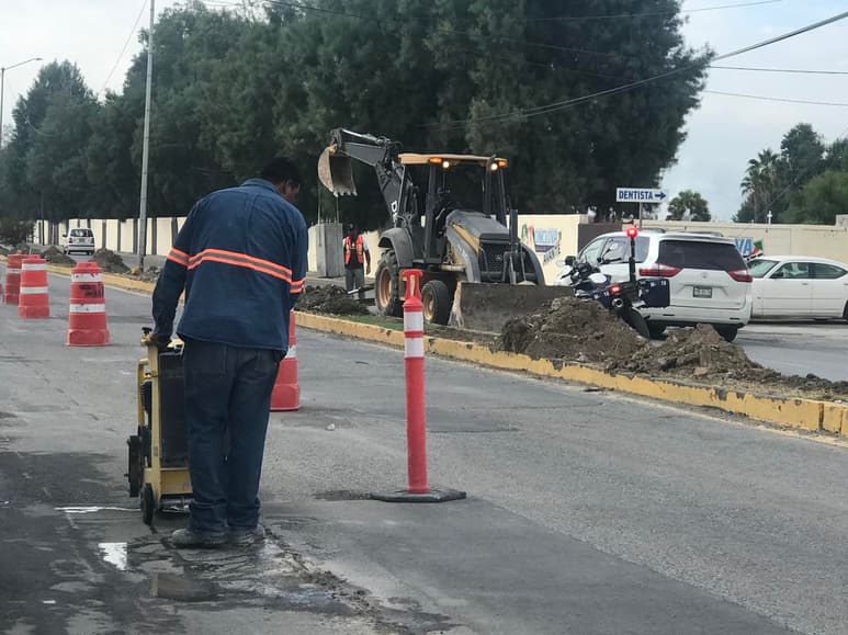 Ambos equipos de trabajo coincidieron sobre la avenida Acereros frente al Panteón Guadalupe (EL SIGLO COAHUILA)