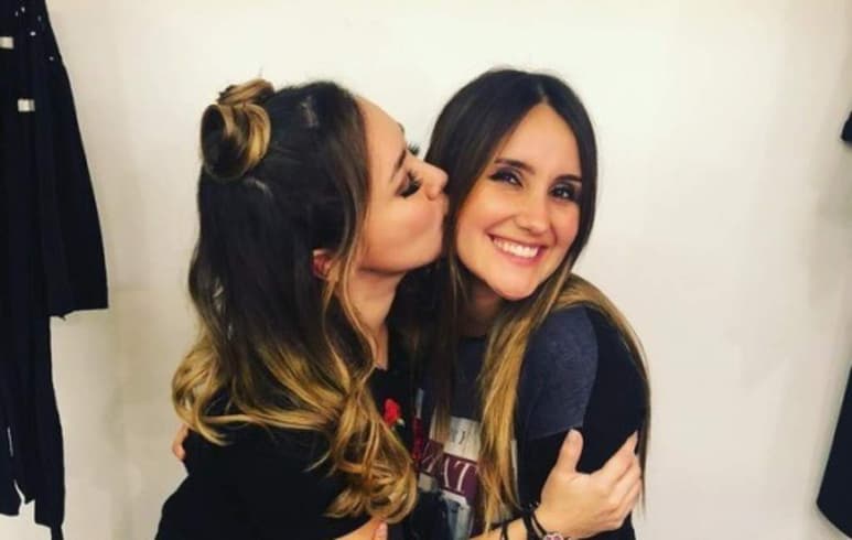 Los fans de Dulce María están muy felices porque se han revelado nuevas fotografías de la actriz vestida de novia, en esta ocasión, su entrañable amiga Sherlyn compartió en su cuenta de Instagram una instantánea del feliz momento. (ESPECIAL)