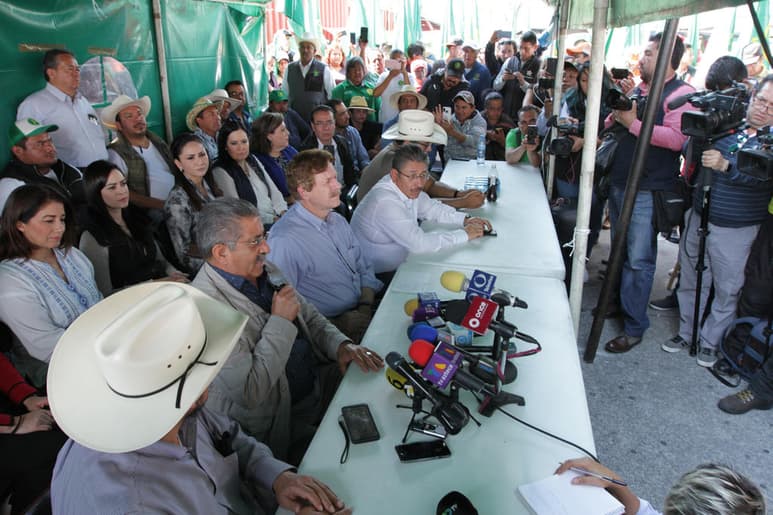 Juan Carlos Romero Hicks, coordinador de Acción Nacional en la Cámara de Diputados, indicó que el apoyo del blanquiazul al FAC 'no es una alianza partidista, es una afinidad que se llama México, ellos nos dan de comer y los vamos a seguir acompañando'. (NOTIMEX)