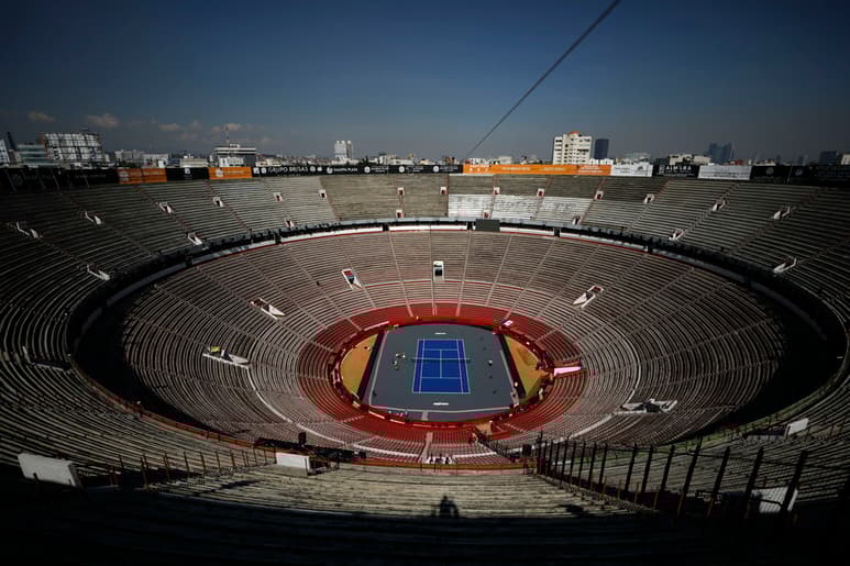 La organización que trajo el evento entre el suizo y el alemán a la Plaza de Toros México, trabajó a marchas forzadas para montar la cancha en la que se disputará el duelo. (AP)